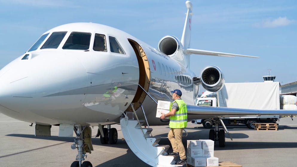 Hilfsgueter fuer Moria werden in den Bundesratsjet auf dem Flugplatz Belp bei Bern verladen, am Freitag, 11. September 2020. In Absprache mit den griechischen Behoerden wird das EDA rund eine Tonne Hilfsmaterial liefern. An Bord fuehrt es gemaess der Anfrage der griechischen Behoerden Schlafsaecke, Schlafmatten, Wasserkanister, Kuechenutensilien und andere Hilfsgueter mit. (KEYSTONE/Adrian Reusser)