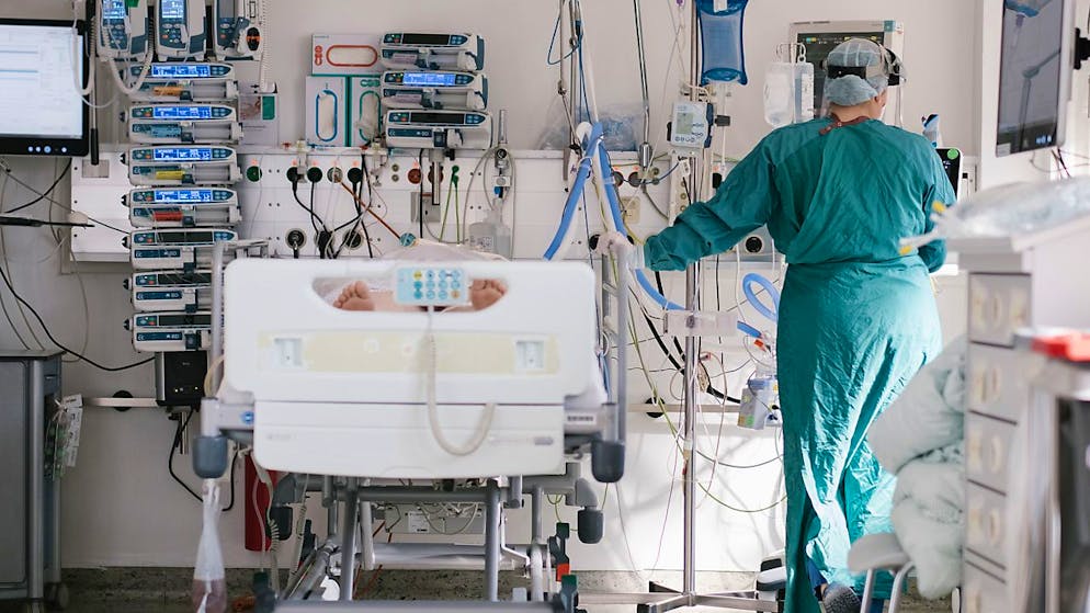 Per la prima volta dall'inizio della crisi pandemica, in Svizzera un paziente malato di Covid-19 e di un tumore non ha avuto accesso alle cure intense per mancanza di posti letto. (Immagine simbolica)