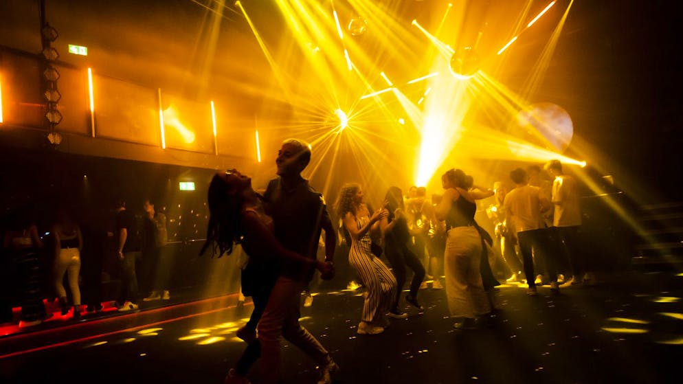 Des jeunes font la fete sur la piste de danse dans la discotheque le D! Club lors de la crise du Coronavirus (Covid-19) le jeudi 2 juillet 2020 a Lausanne. Seulement 300 personnes peuvent danser par salle dans la discotheque lors d'une soiree et les personnes doivent egalement etre inscrites sur le Swiss Pass Night. (KEYSTONE/Jean-Christophe Bott)