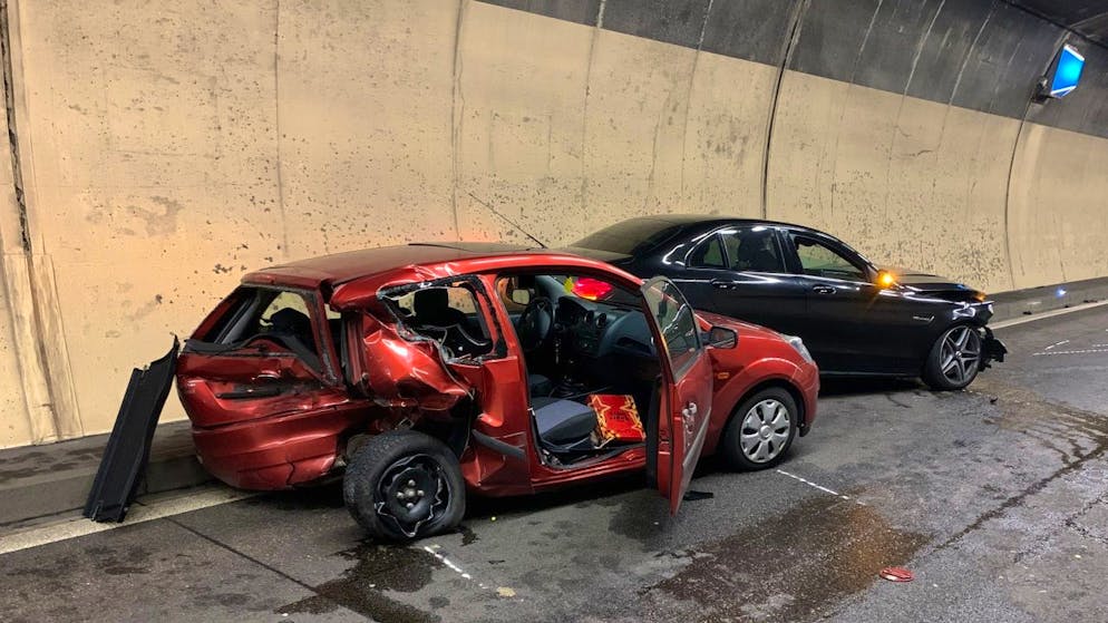 Un incidente nel tunnel del Gubrist ha provocato quattro feriti.