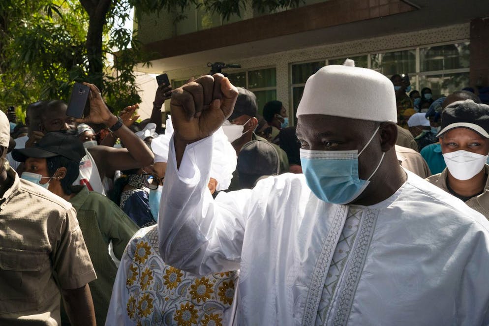 Adama Barrow, dont l'accession à la présidence il y a cinq ans avait mis fin à plus de 20 années de dictature, devançait clairement son principal concurrent Ousainou Darboe dans la quasi totalité des quelque 50 circonscriptions (sur 53) dont la commission électorale avait communiqué les résultats dimanche en fin d'après-midi.