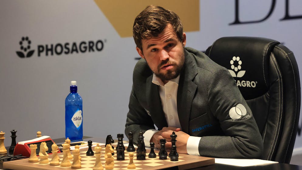 Magnus Carlsen überfordert mit unüblichen Zügen seinen Herausforderer an der Schach-WM