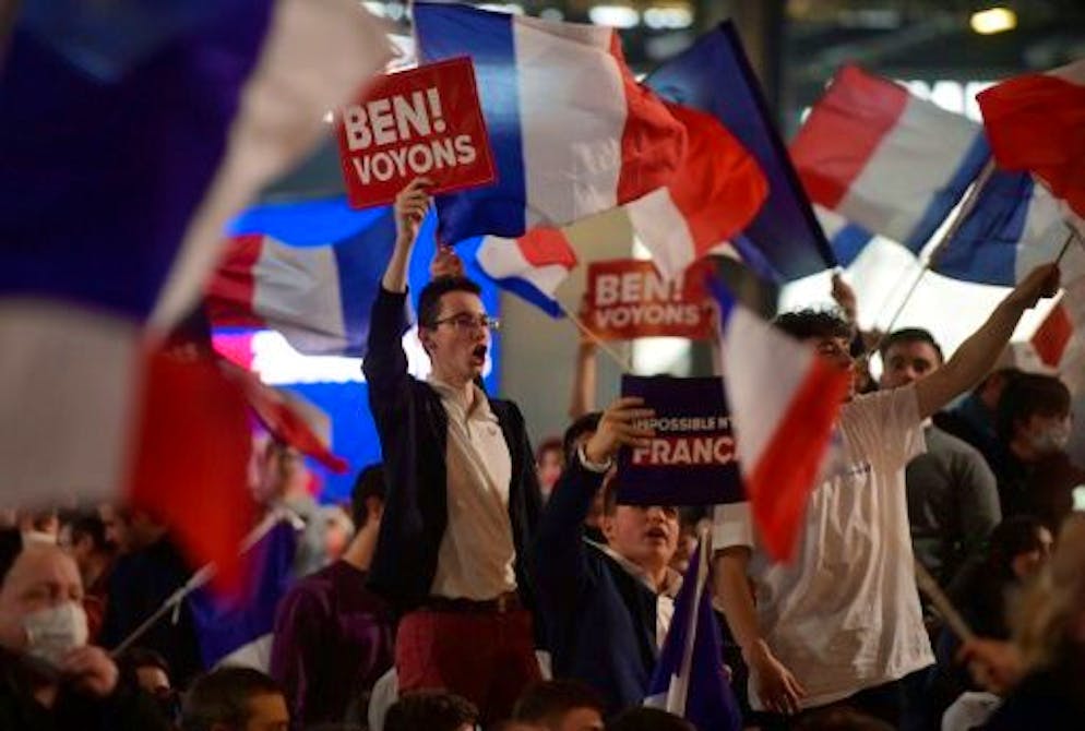 Des partisans du candidat d'extrême droite à la présidentielle de 2022 Eric Zemmour à un meeting à Villepinte, en Seine-Saint-Denis, le 5 décembre 2021