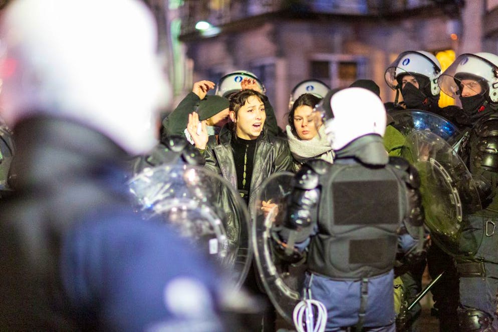 Après l'arrivée du cortège au bout de son itinéraire, la police a appelé à sa dislocation, afin de mieux contrôler les dérapages violents. Elle a ensuite refoulé des personnes qui refusaient de quitter les lieux.