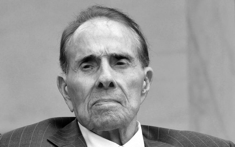 Trois fois candidat à la candidature républicaine pour la Maison Blanche, Bob Dole sera écarté par Ronald Reagan en 1980, puis par George Bush père en 1988, avant de l'emporter en 1996. Mais le sortant Bill Clinton s'imposera facilement face à cet homme de 73 ans, qui semblait dépassé à l'ère de la politique télévisée. (archives)