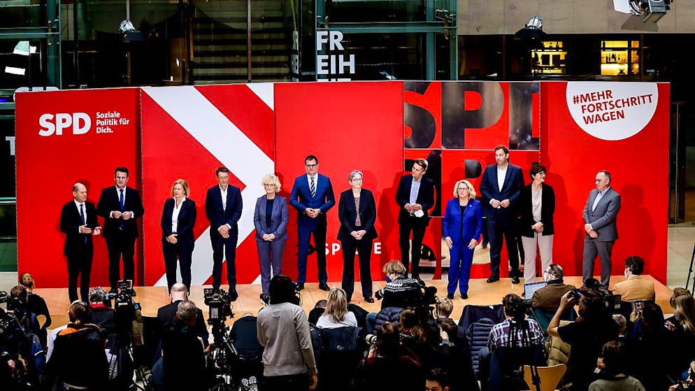 Il cancelliere tedesco in pectore Olaf Scholz (Spd) presenta a Berlino i ministri socialdemocratici del nuovo governo. Mercoledì l'insediamento.