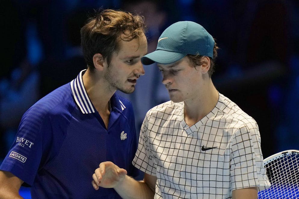 Daniil Medvedev (sinistra) e Jannik Sinner al termine della sfida vinta dal russo a Torino in occasione delle ATP Finals.