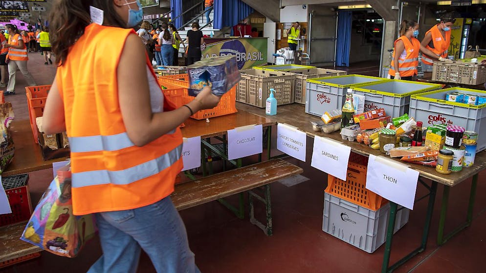 La crisi di coronavirus ha reso visibile la povertà in Svizzera, in particolare nella primavera 2020 quando sono stati in moltissimi a fare lunghe code per ricevere cibo e prodotti di base in varie città svizzere. (immagine d'archivio)