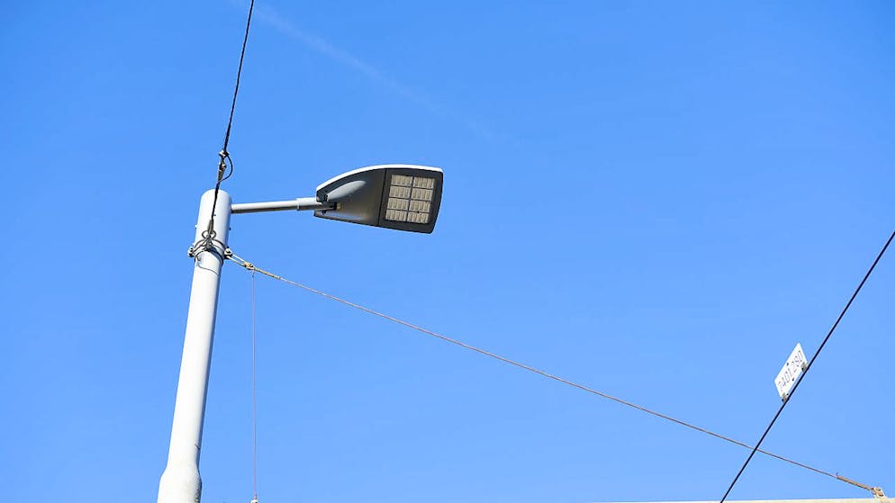 Une lampe LED - ici un lampadaire - consomme jusqu’à 90% d’électricité en moins pour une même intensité de lumière. La progression des lampes LED a passé à 64% de part de marché en 2020, en hausse de 4 points (archives)