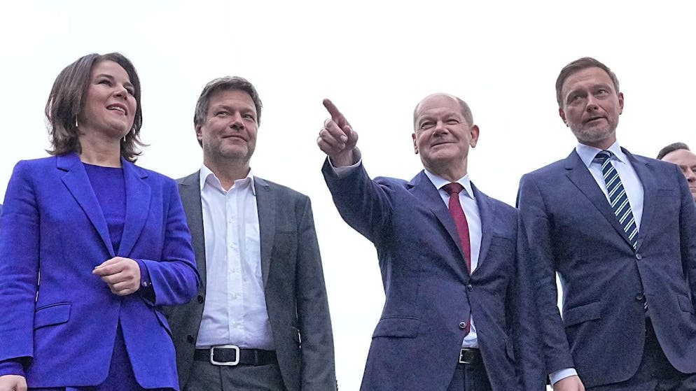 24.11.2021, Berlin: Annalena Baerbock, Bundesvorsitzende von Bündnis 90/Die Grünen, Robert Habeck, Bundesvorsitzender von Bündnis 90/Die Grünen, Olaf Scholz, SPD-Kanzlerkandidat und geschäftsführender Bundesfinanzminister und Christian Lindner, Parteivorsitzender der FDP, kommen zu einer Pressekonferenz, um den gemeinsamen Koalitionsvertrag der Ampel-Parteien von SPD, Bündnis 90/Die Grünen und FDP für die künftige Bundesregierung vorzustellen. Foto: Michael Kappeler/dpa +++ dpa-Bildfunk +++ (KEYSTONE/DPA/Michael Kappeler)