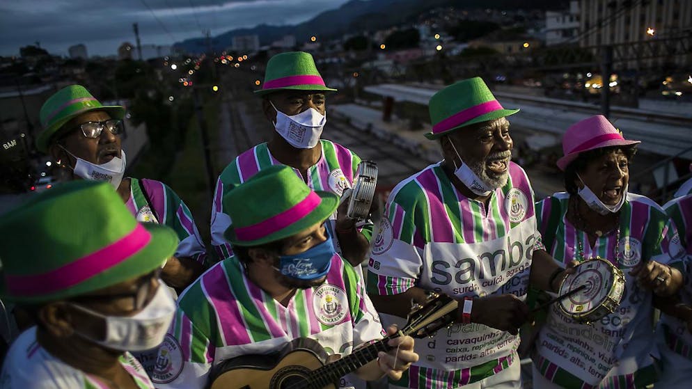 I membri di una scuola di samba a Rio de Janeiro.