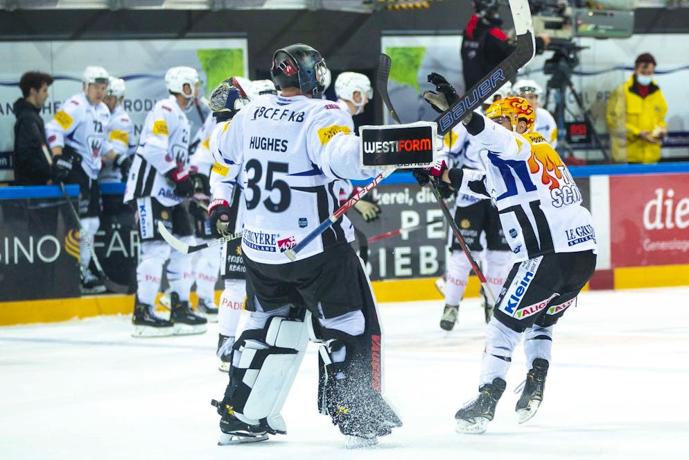 Fribourg-Gotteron PostFinance Top Scorer Christopher DiDomenico, rechts, feiert seine Siegestreffer in der Verlaengerung mit Torhueter Connor Hughes waehrend dem Eishockey-Meisterschaftsspiel der National League zwischen den SC Rapperswil-Jona Lakers und dem HC Fribourg-Gotteron am Samstag, 4. Dezember 2021, in Rapperswil. (PostFinance/KEYSTONE/Patrick B. Kraemer)