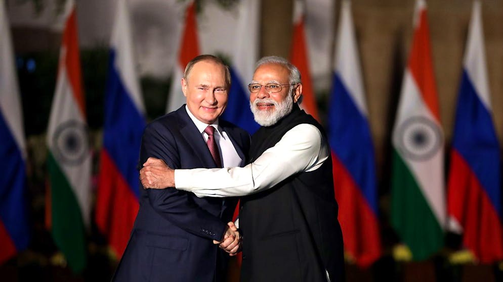 Abbracci e armi: il presidente russo Vladimir Putin ha incontrato a Nuova Delhi il premier indiano Narendra Modi.