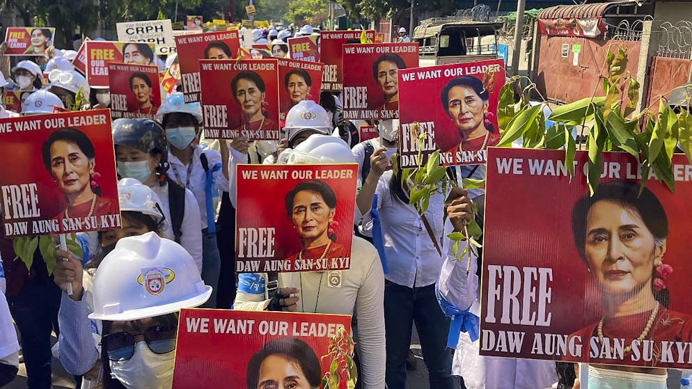 Dimostranti che chiedono la liberazione della leader deposta Aung San Suu Kyi.