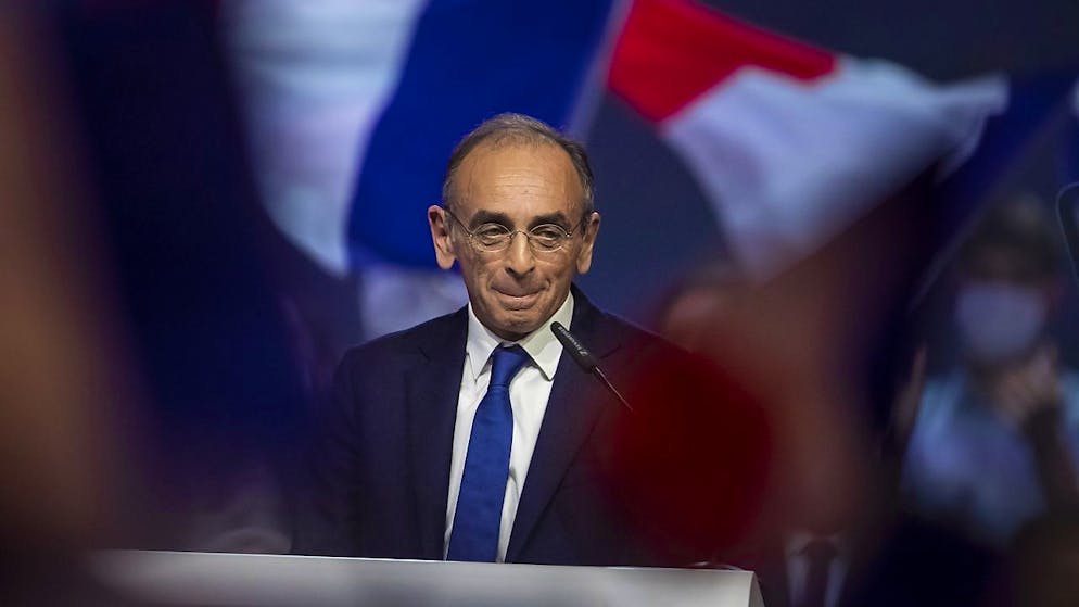 Blessé au poignet après des violences lors de son premier meeting, Eric Zemmour s'est vu prescrire neuf jours d'interruption temporaire de travail.