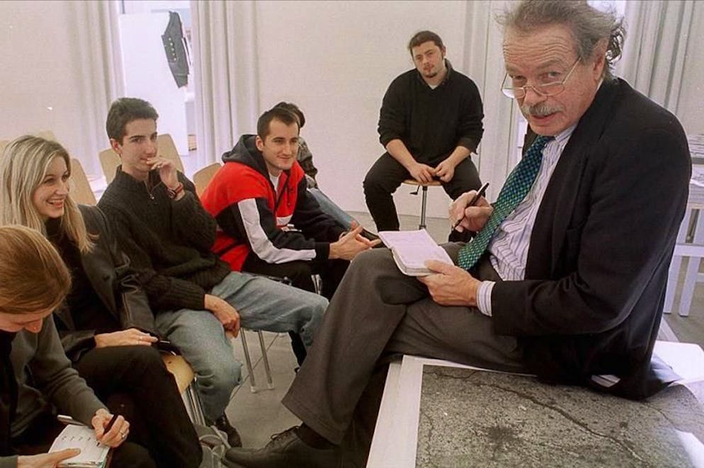 L'architetto Aurelio Galfetti con alcuni studenti dell'Accademia