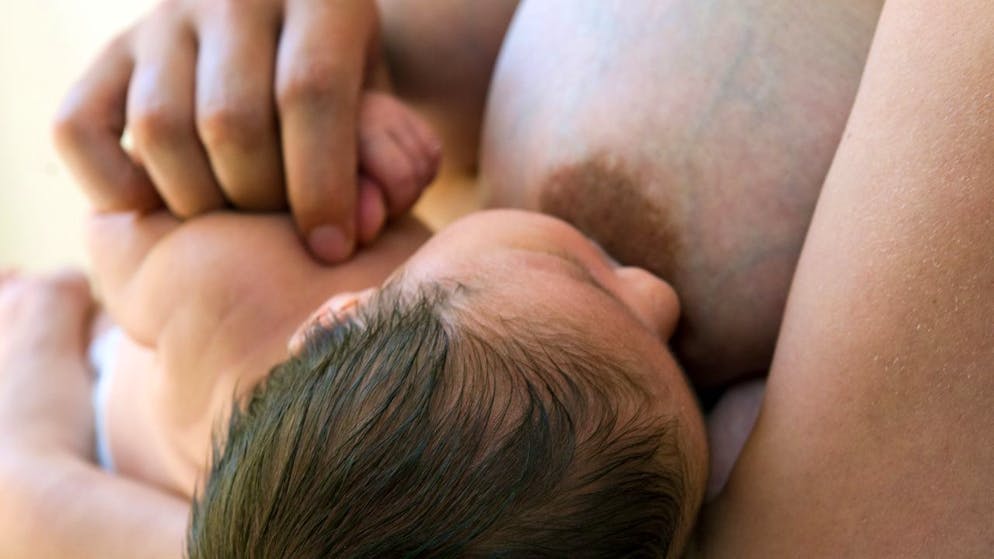 Le neomamme dovrebbero essere protette da licenziamenti abusivi secondo un'iniziativa cantonale ticinese.