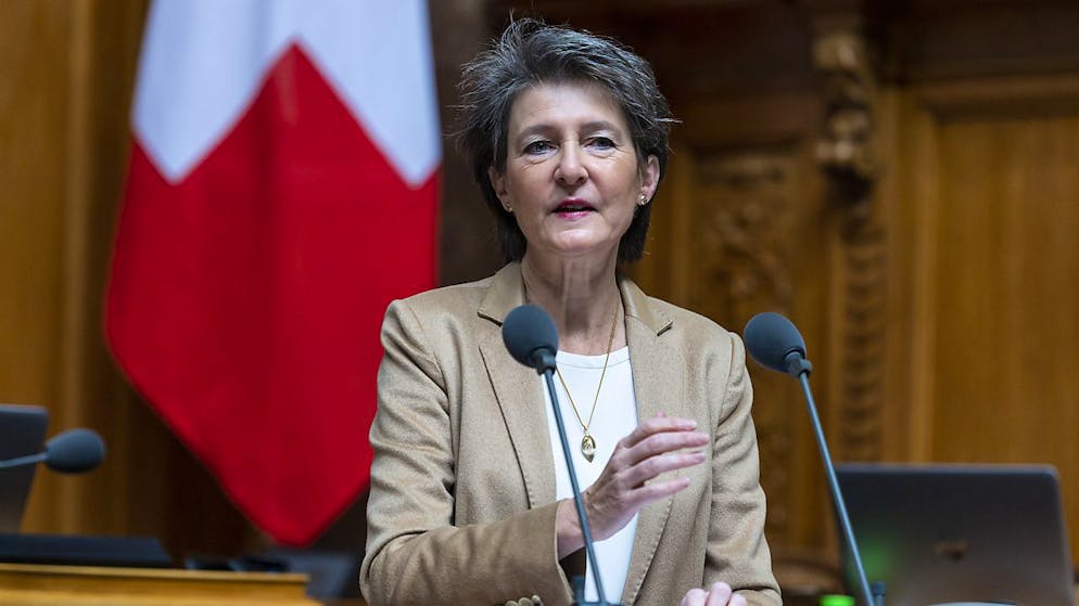 Secondo Simonetta Sommaruga, la soluzione di spostare più a nord, per esempio nel Luganese, i veicoli pesanti che attualmente sostano sulla corsia di emergenza dell'autostrada A2 tra Mendrisio e Chiasso non è opportuna