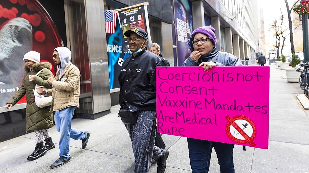 Una piccola protesta contro l'obbligo vaccinale davanti alla sede della Pfizer a New York.