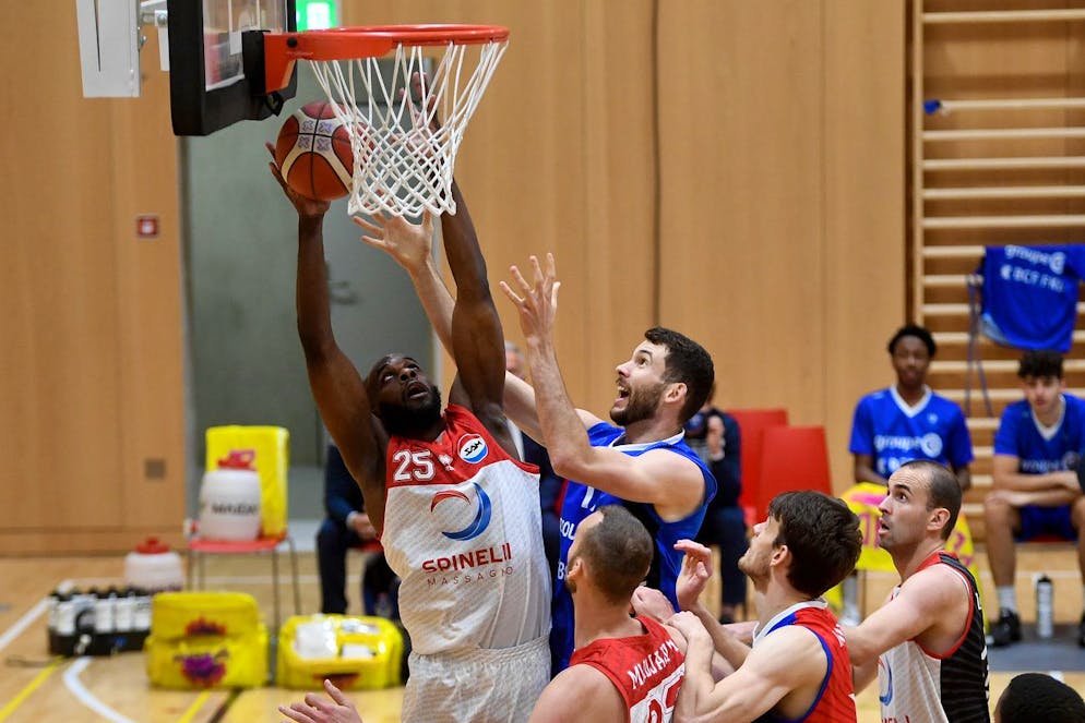 Massagno James Padgett links, gegen Friborg Alexander Hart, rechts waehrend des Spiels der Swiss Basketball League zwischen Spinelli Massagno und Fribourg Olympic, in Massangno am 21. Mai 2021. (KEYSTONE/Ti-Press/Samuel Golay)