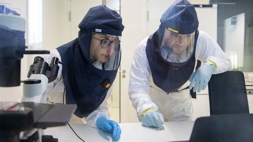I ricercatori lavorano con il Covid nel laboratorio di biosicurezza del Centre for Translational Medicine and Entrepreneurship di Berna.