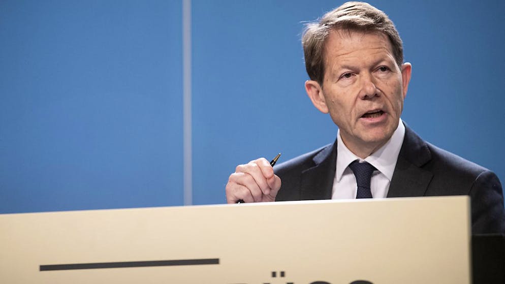 Depuis juillet 2015, Fritz Zurbrügg est vice-président de la direction générale et chef du Deuxième département, lequel réunit les domaines de la stabilité financière, des billets et monnaies, des finances et des risques.