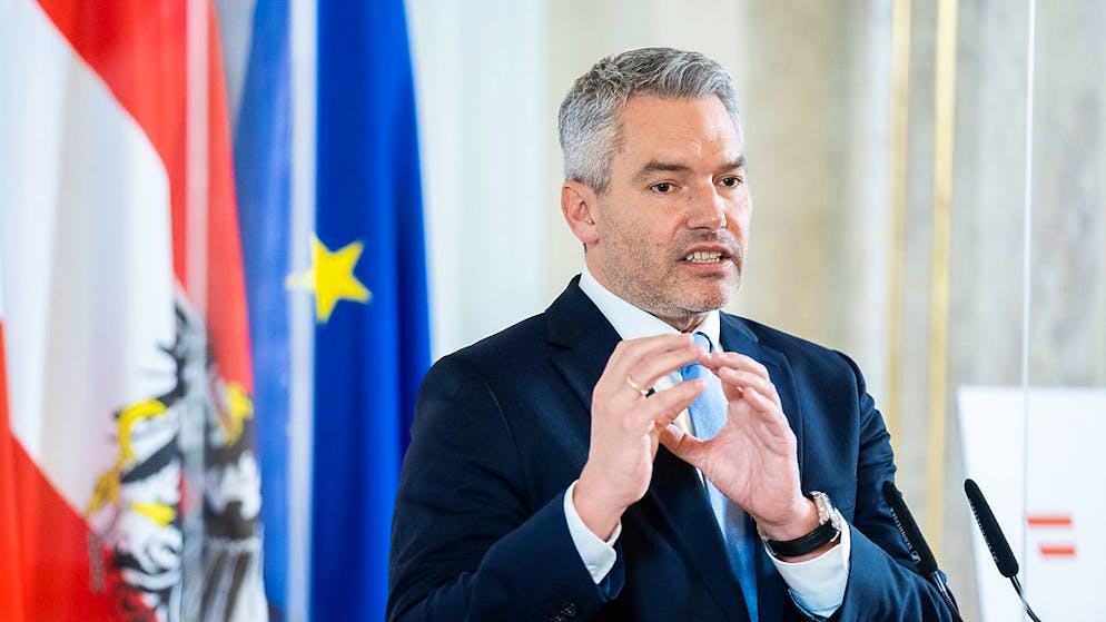 Karl Nehammer ha giurato: è il nuovo cancelliere austriaco.