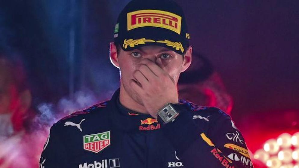 Lewis Hamiltons Rivale Max Verstappen kassierte nachträglich eine 10-Sekunden-Strafe.