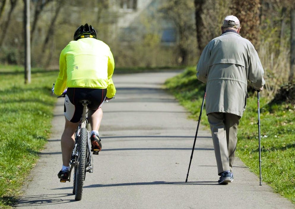 Jung und Alt begegnen sich beim Sport, am Dienstag, 29. Maerz 2011, bei Effretikon. (KEYSTONE/Steffen Schmidt)