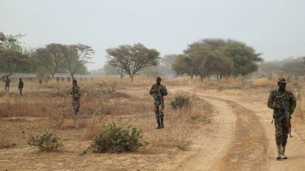 Una pattuglia di soldati nigeriani all'opera. Ieri almeno 12 sono morti in scontri con presunti terroristi.