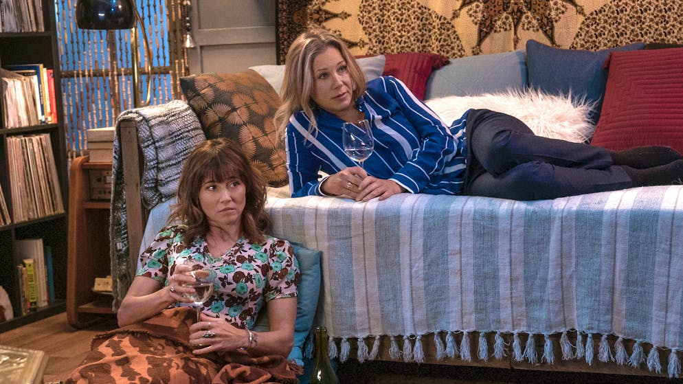 In der Netflix-Serie «Dead to Me» lernen sich Judy (Linda Cardellini, links) und Jen (Christina Applegate) in einer Selbsthilfegruppe für Trauernde kennen und werden Freundinnen.