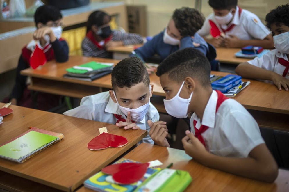 Pour éviter de nouvelles fermetures de classe et le retour de l'enseignement à distance, la branche européenne de l'OMS conseille de renforcer les tests dans les écoles et d'envisager la vaccination des enfants scolarisés.