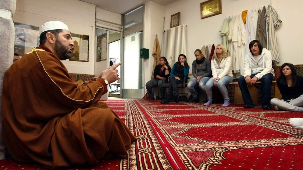 In una foto d'archivio Samir Radouan Jelassi mentre parla con degli scolari nella moschea della Lega dei musulmani in Ticino.