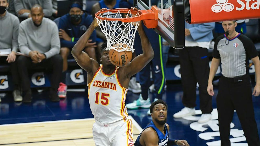 Capela (15) et les Hawks ont pris les meilleur sur les Timberwolves lundi