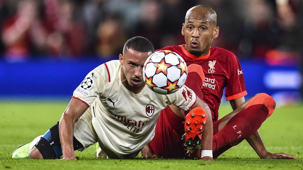 Il milanista Ismael Bennacer (sinistra) in lotta con Fabinho del Liverpool.
