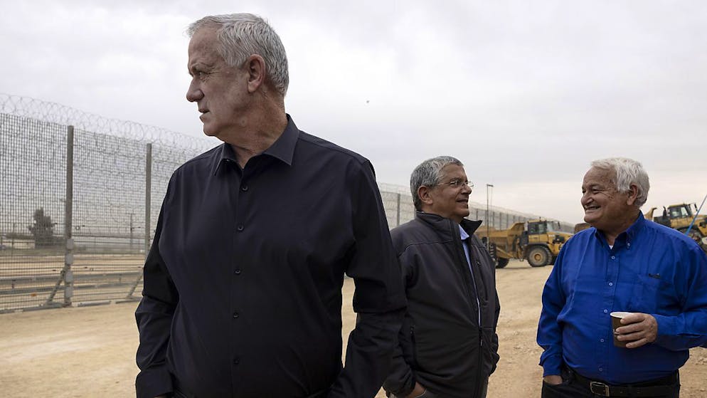 Le ministre israélien de la défense, Benny Gantz, au premier plan, prend connaissance des travaux finis.Ils ont duré plus de trois ans pour 65 km.