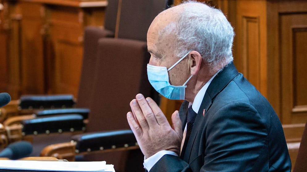 Contro il parere del ministro delle finanze Ueli Maurer, il Consiglio degli Stati ha ribadito di voler ridurre di 21 milioni di franchi le spese per il personale federale. Il dossier ritorna ora al Nazionale