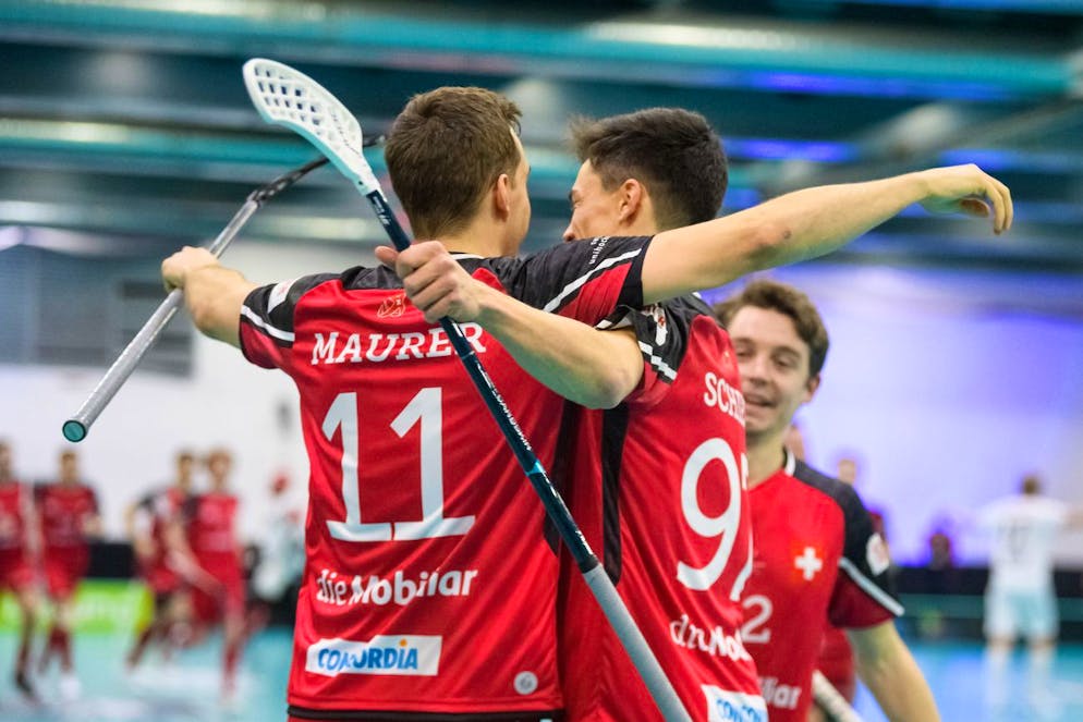 Jubel beim 2:1 von Manuel Maurer (links, Schweiz), Michael Schiess (rechts, Schweiz) uns Joel Rueegger (hinten waehrend dem Qualifikationsspiel Schweiz gegen Deutschland, Unihockey Weltmeisterschaft der Herren 2021, 06. Dezember 2021, Ice Hall 2, Helsinki, Finnland (Keystone/Fabian Trees).