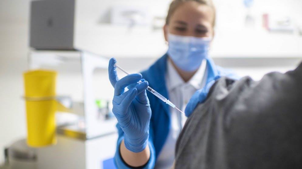 Corona-Impfung in der Schweiz: Bereits die zweite Dosis mit dem Biontech-Impftstoff schützt laut einer südafrikanischen Studie gut vor einer schweren Infektion. 