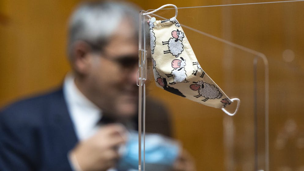 Eine Maske mit Schafen haengt an einer Plexiglasscheibe, waehrend der Wintersession der Eidgenoessischen Raete, am Montag, 6. Dezember 2021, im Nationalrat in Bern. (KEYSTONE/Peter Klaunzer)