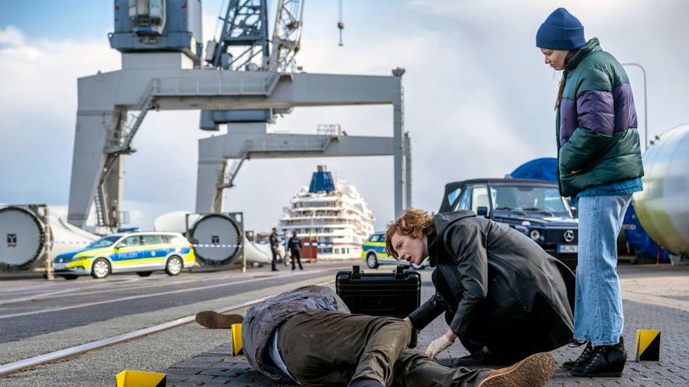 Diesen «Tatort»-Star kennst du aus «Game of Thrones»!. Wer hat den «Gutmenschen» überfahren? Im Hafen wird die Leiche des Arztes Dr. Kehrer gefunden. Linda Selb (Luise Wolfram, links) und Liv Moormann (Jasna Fritzi Bauer) nehmen die Ermittlungen auf.