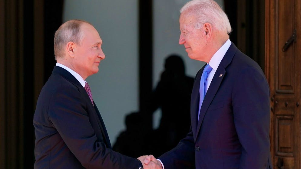 Russlands Präsident Wladimir Putin (l) und US-Präsident Joe Biden treffen sich zu einer Videokonferenz.