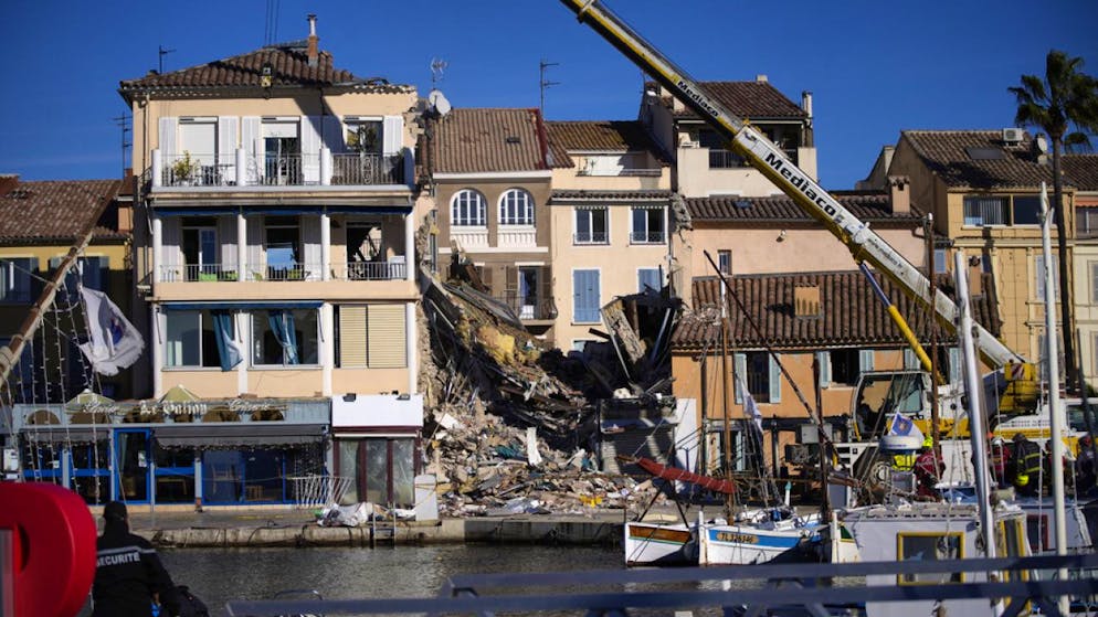 Situato sul porto di Sanary-sur-Mer, l'edificio di tre piani è ormai ridotto ad un ammasso di macerie.