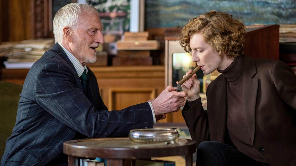 Diesen «Tatort»-Star kennst du aus «Game of Thrones»!. Der schwerkranke Claas-Heinrich Aufhoven (Ernst Stötzner) glaubt an die Zukunft seines Zigarren-Unternehmens. Linda Selb (Luise Wolfram) testet sein neues Produkt.