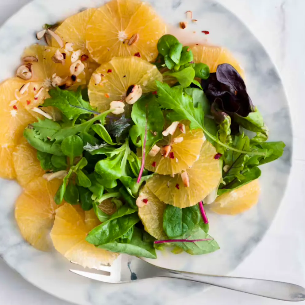 Wochenend-Rezept. Ganz schön pikant – Orangensalat mit Nüssen