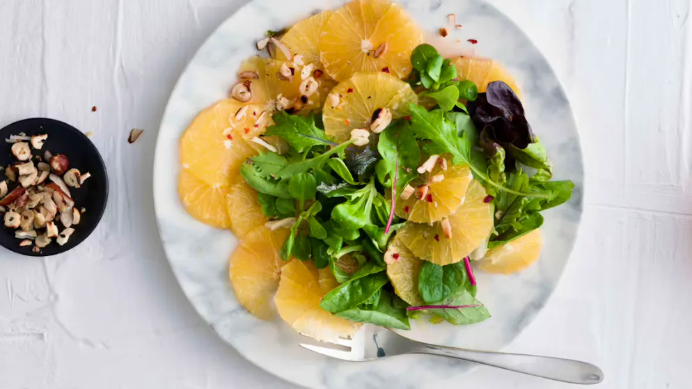 Wochenend-Rezept. Ganz schön pikant – Orangensalat mit Nüssen