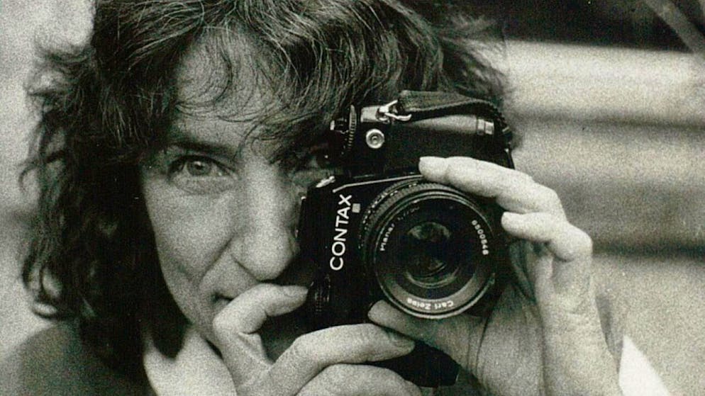 Yvonne Böhler con la macchina fotografica, intorno al
1989