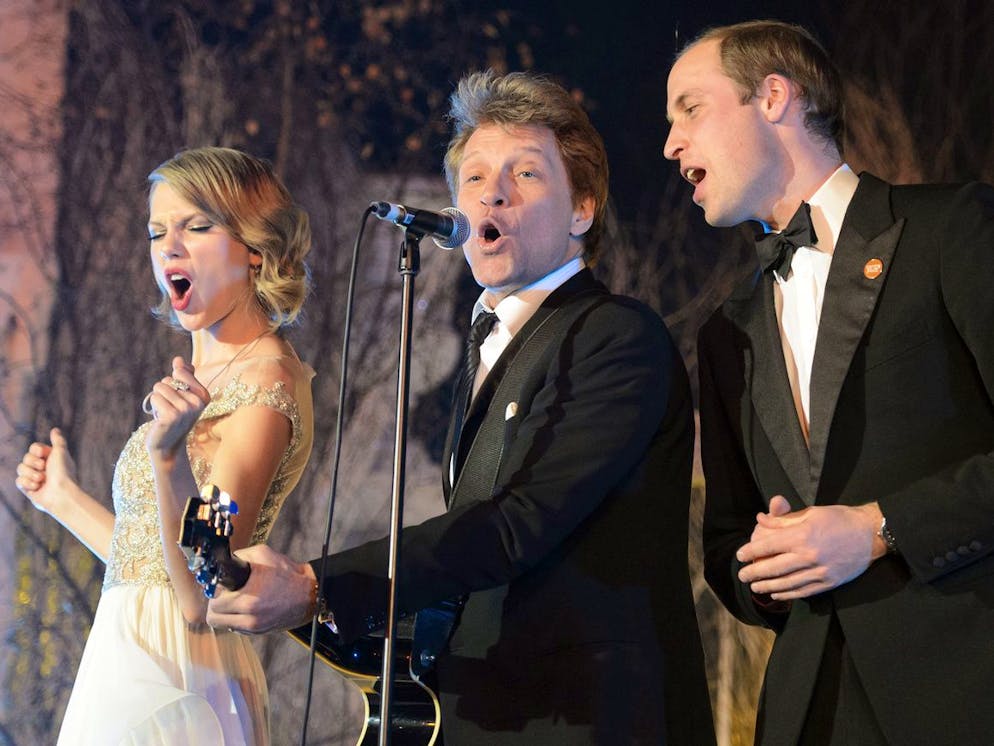 Le prince William a toujours honte de lui quand il repense à la fois où il est monté sur scène pour interpréter Livin' on a Prayer avec Jon Bon Jovi et Taylor Swift en 2013.