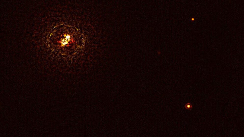 L'exoplanète (en bas à droite) et sa paire de soleils (à gauche), capturés par l'instrument SPHERE du Very Large Telescope au Chili.
