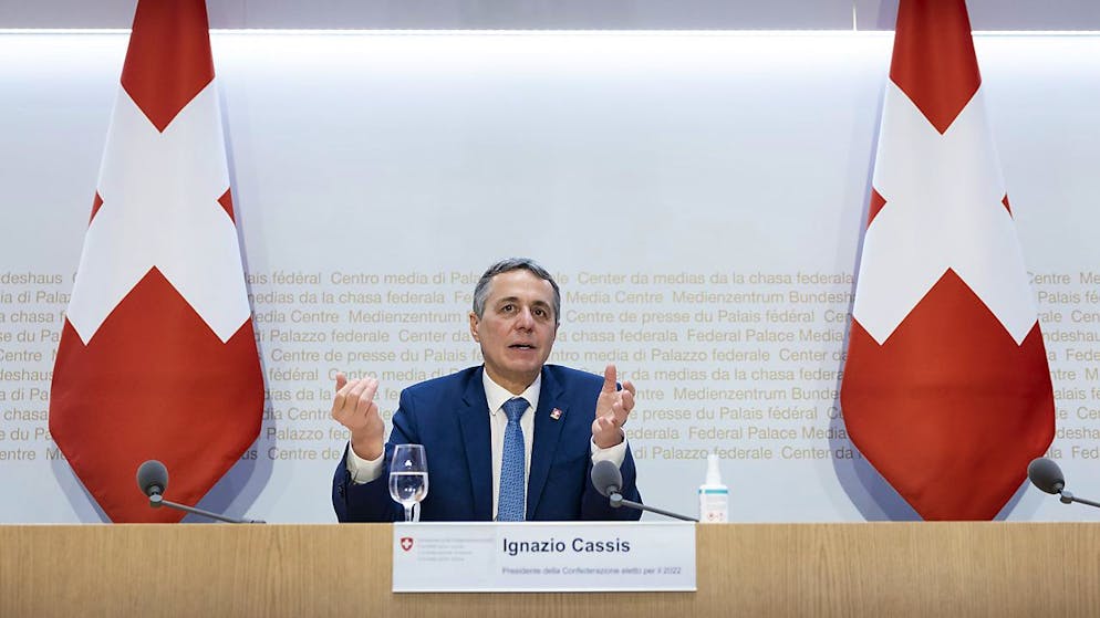 Ignazio Cassis durante la conferenza stampa dopo l'elezione di oggi alla presidenza per il 2022.